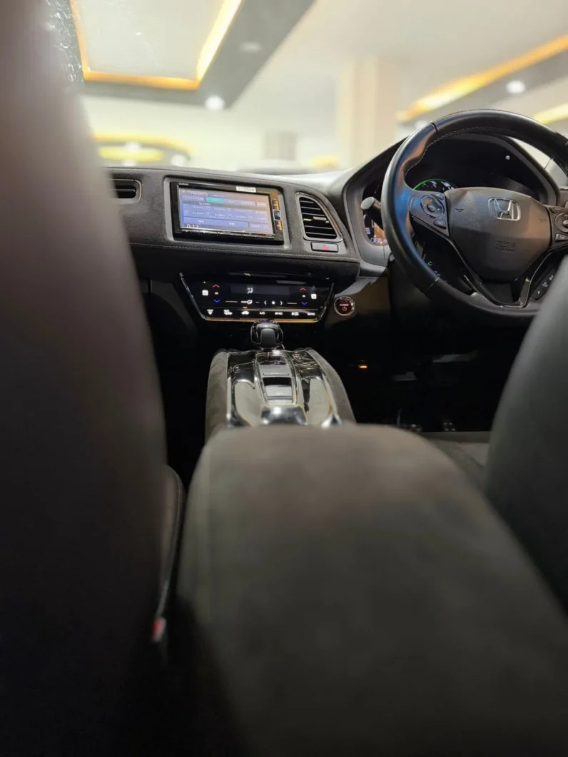 
								Honda Vezel RS Hybrid 2018 full									