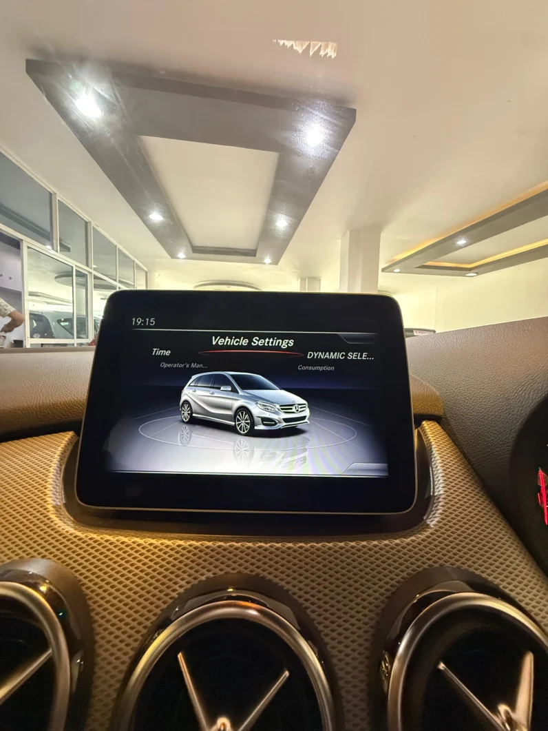 
								Mercedes Benz B-180 AMG 2018 full									