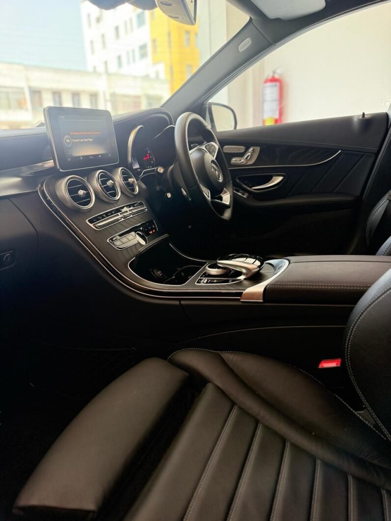 
								Mercedes Benz C-200 AMG 2019 full									