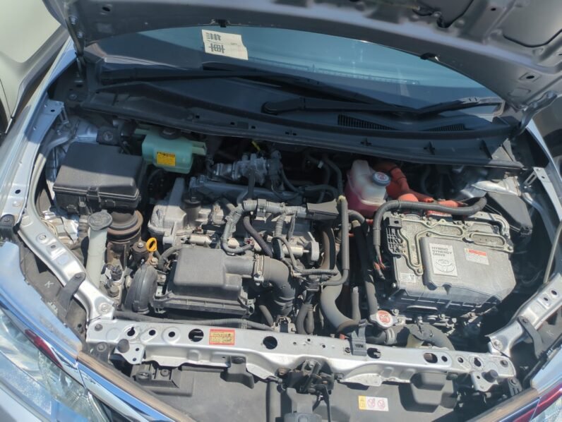 
								Toyota Corolla Fielder Hybrid 2018 full									