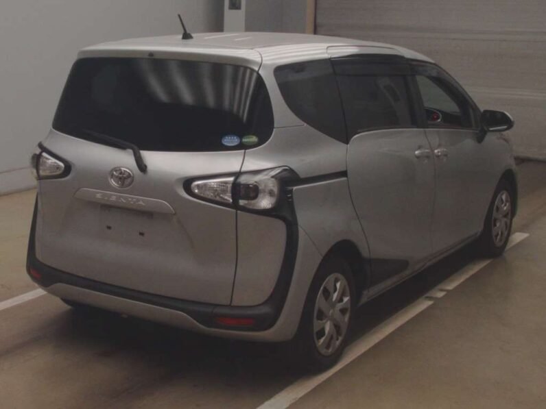
								Toyota Sienta 2018 full									
