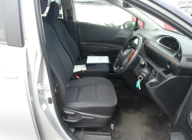 
								Toyota Sienta 2018 full									