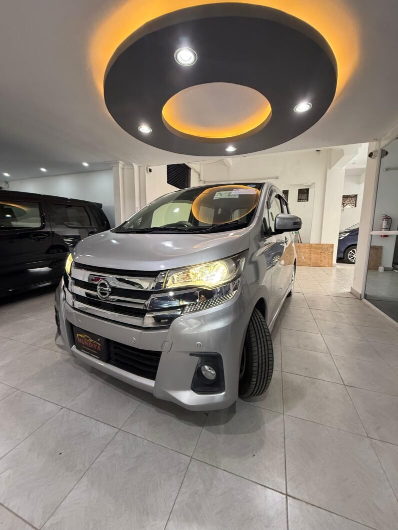 
								Nissan Dayz Highway Star 2018 full									