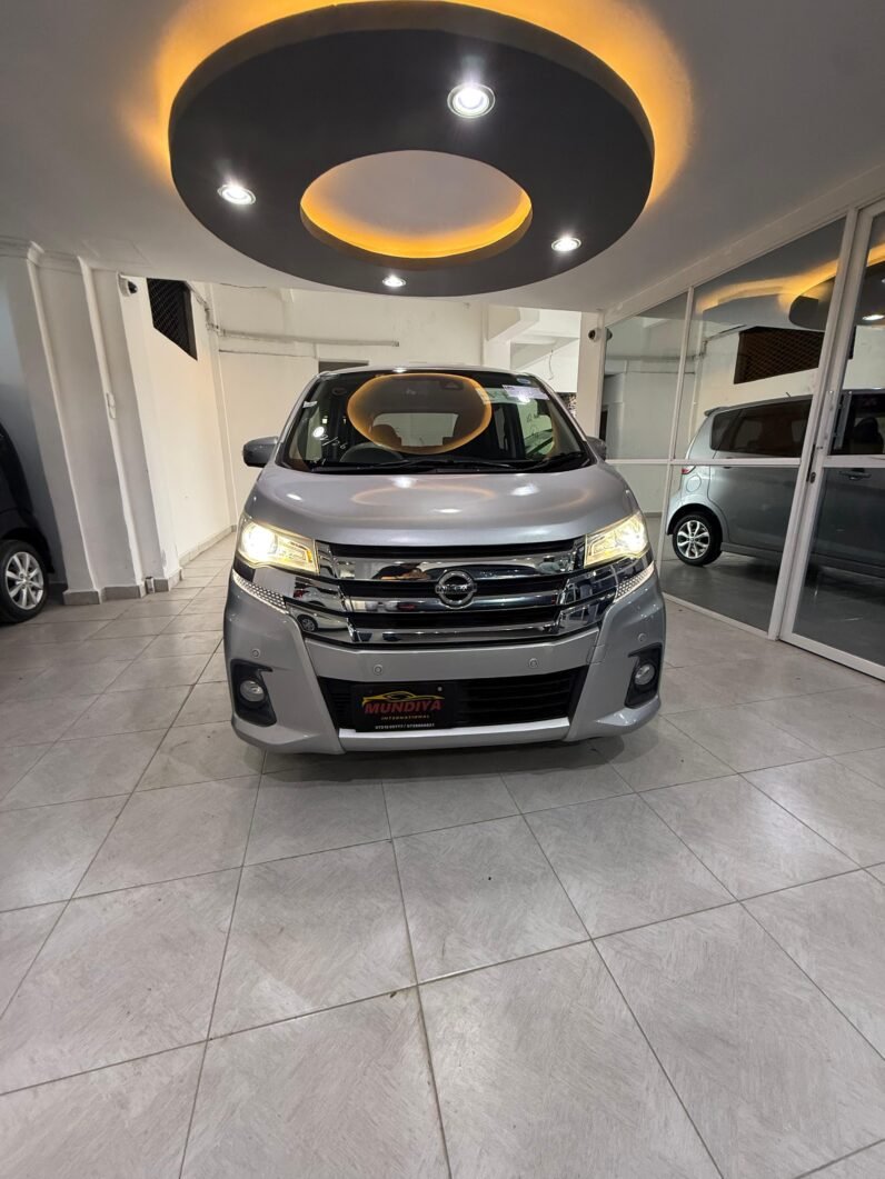 
								Nissan Dayz Highway Star 2018 full									