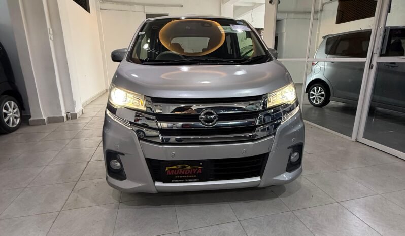 
								Nissan Dayz Highway Star 2018 full									