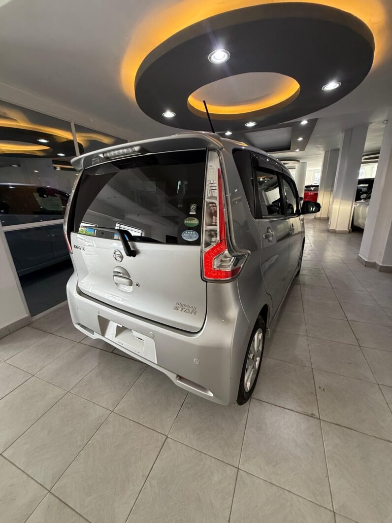 
								Nissan Dayz Highway Star 2018 full									