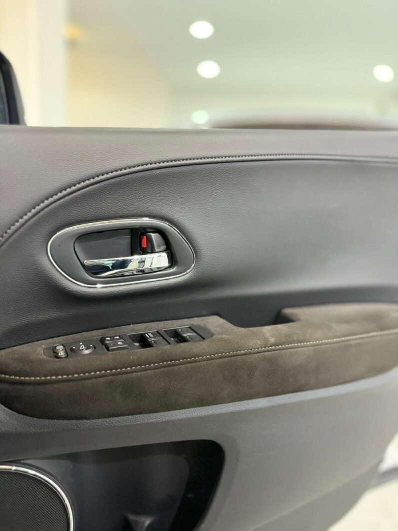 
								Honda Vezel RS Hybrid 2018 full									