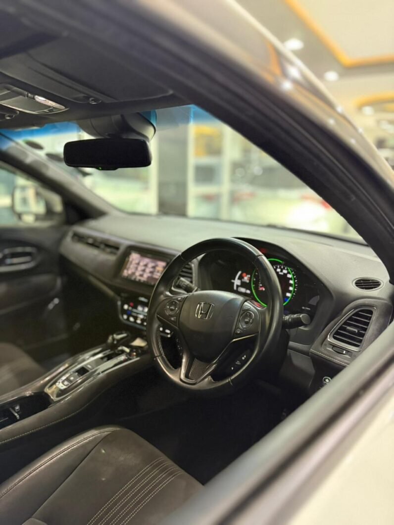 
								Honda Vezel RS Hybrid 2018 full									