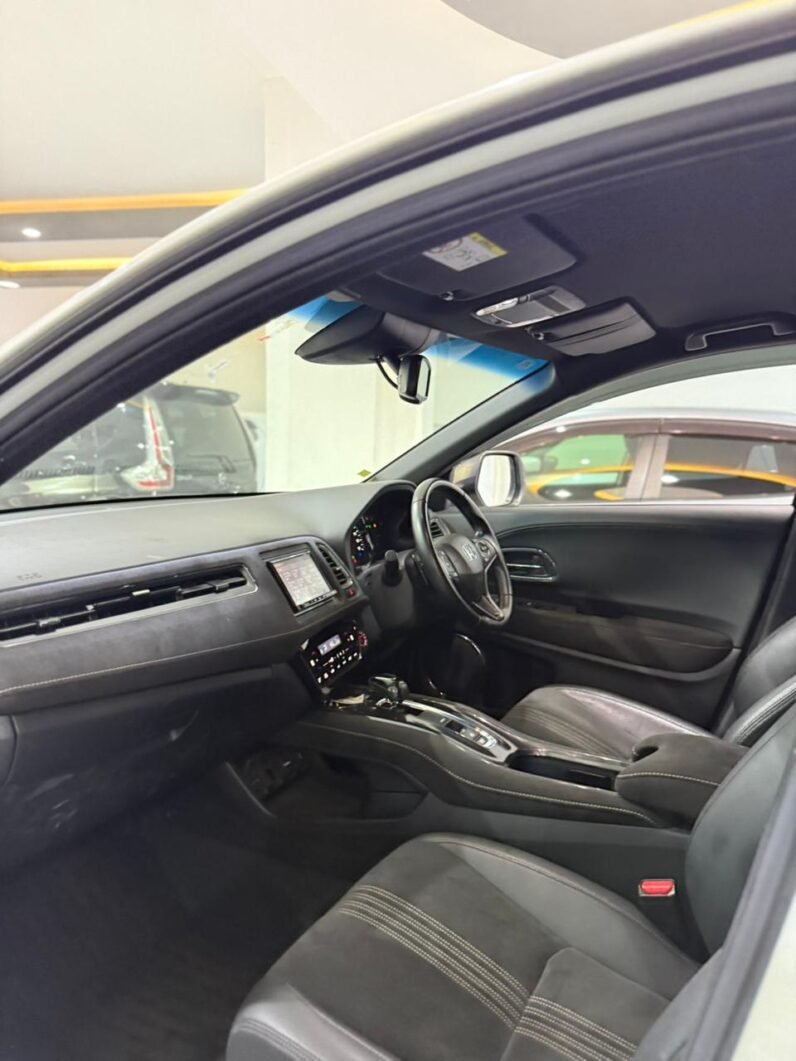 
								Honda Vezel RS Hybrid 2018 full									