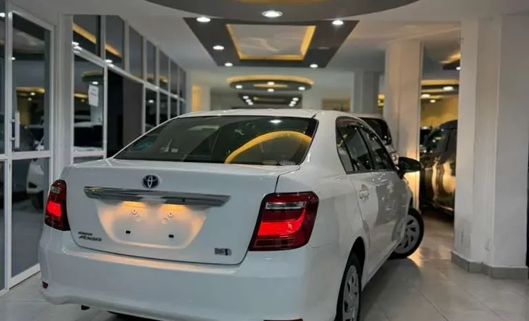 
								Toyota Corolla Axio Hybrid 2018 full									