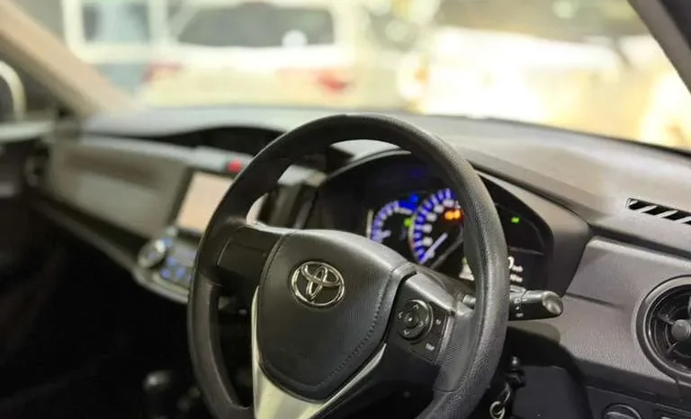 
								Toyota Corolla Axio Hybrid 2018 full									
