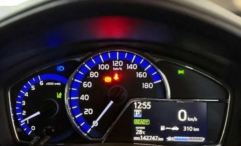 
								Toyota Corolla Axio Hybrid 2018 full									