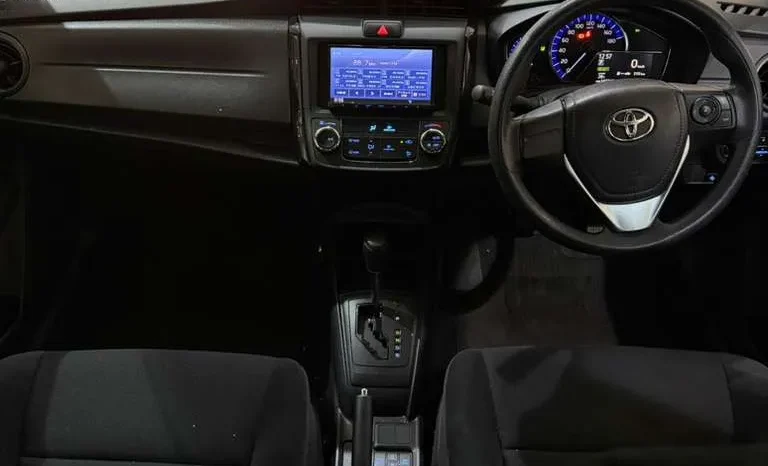 
								Toyota Corolla Axio Hybrid 2018 full									