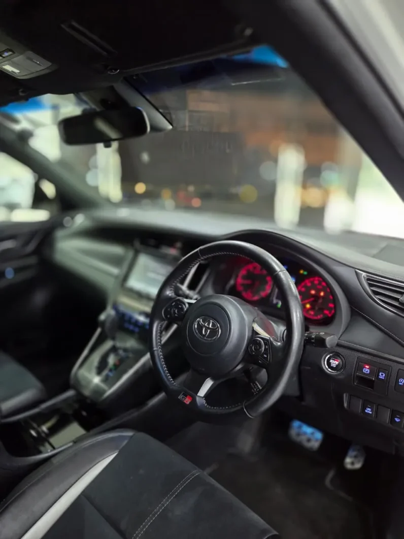 
								Toyota Harrier Elegance GR Sport 2018 full									