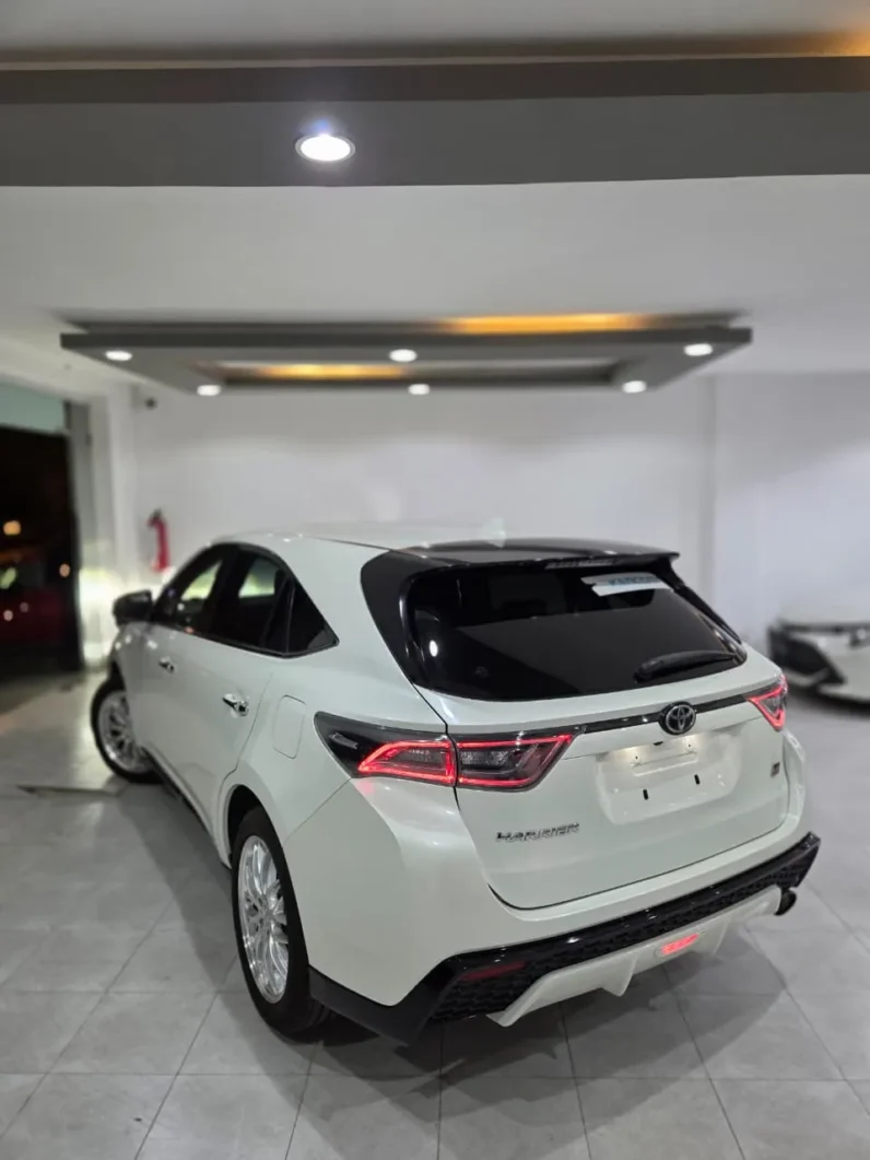 
								Toyota Harrier Elegance GR Sport 2018 full									