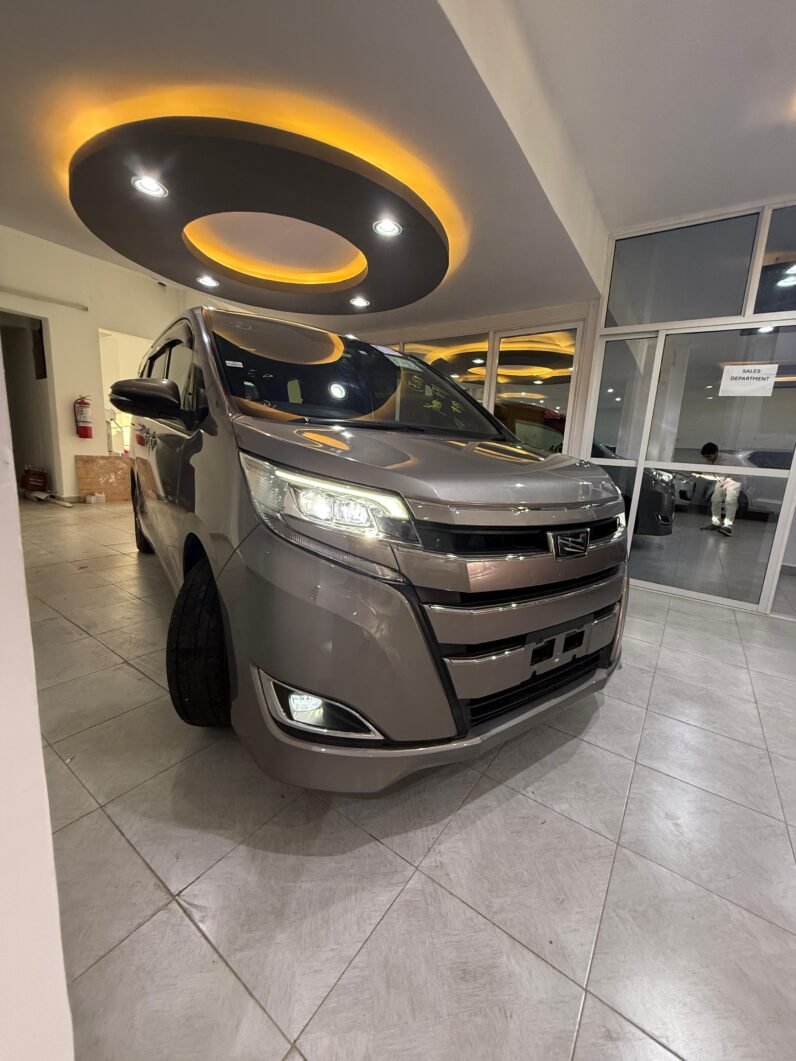 
								Toyota Noah 2018 full									