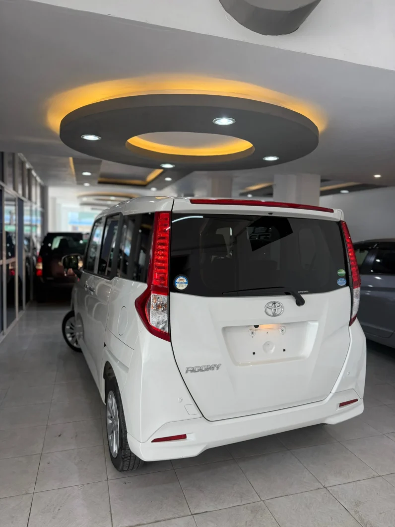 
								Toyota Roomy 2018 full									