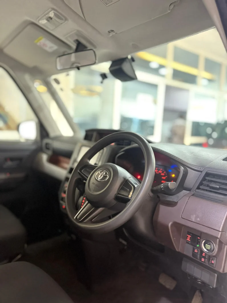 
								Toyota Roomy 2018 full									