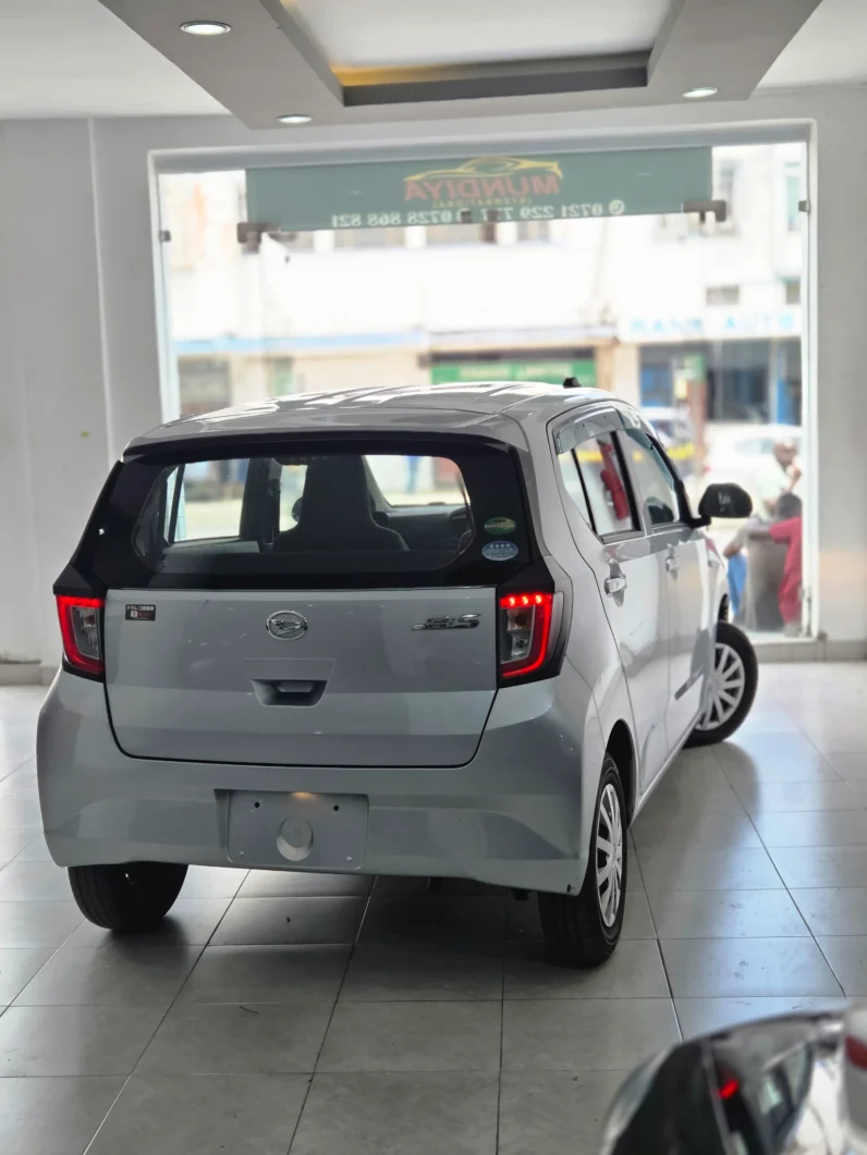 
								Daihatsu Mira e:S 2018 full									
