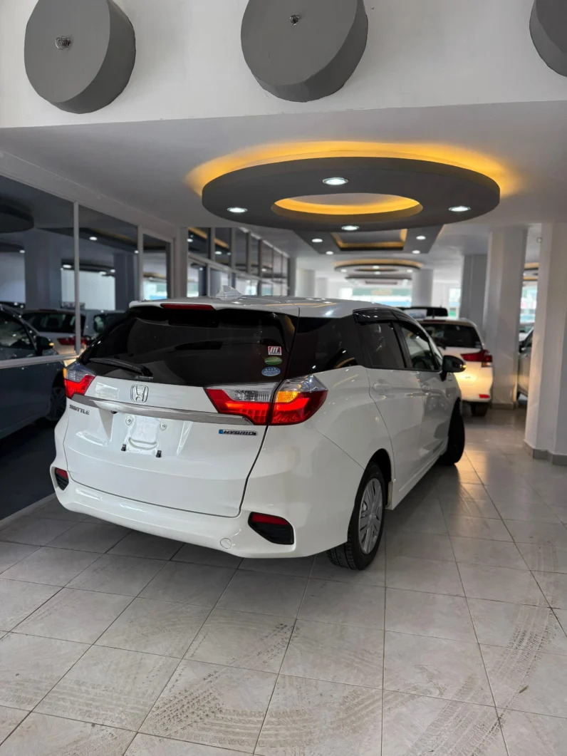 
								Honda Fit Shuttle Hybrid 2018 full									