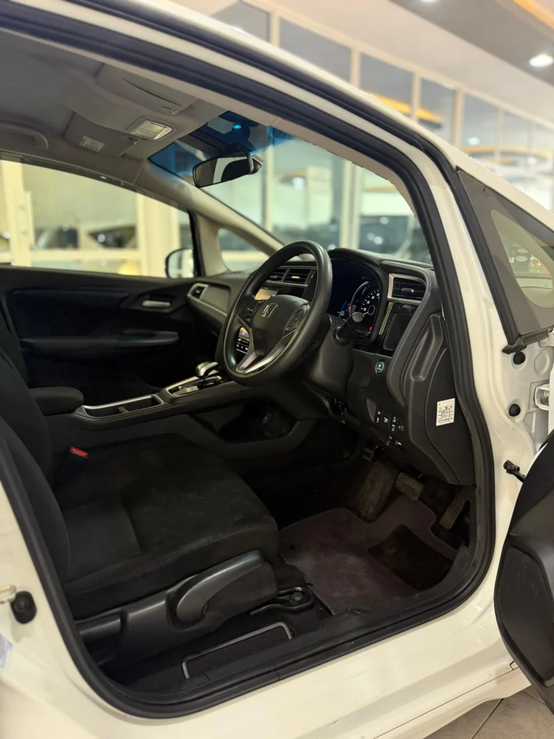 
								Honda Fit Shuttle Hybrid 2018 full									