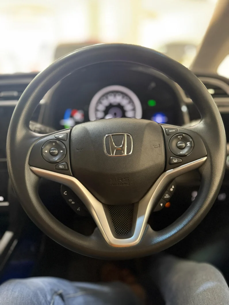 
								Honda Fit Shuttle Hybrid 2018 full									