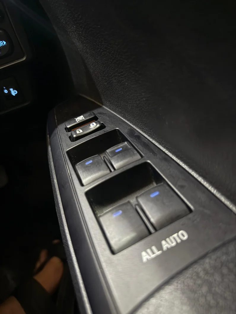 
								Toyota Corolla Axio 2018 Non-Hybrid full									