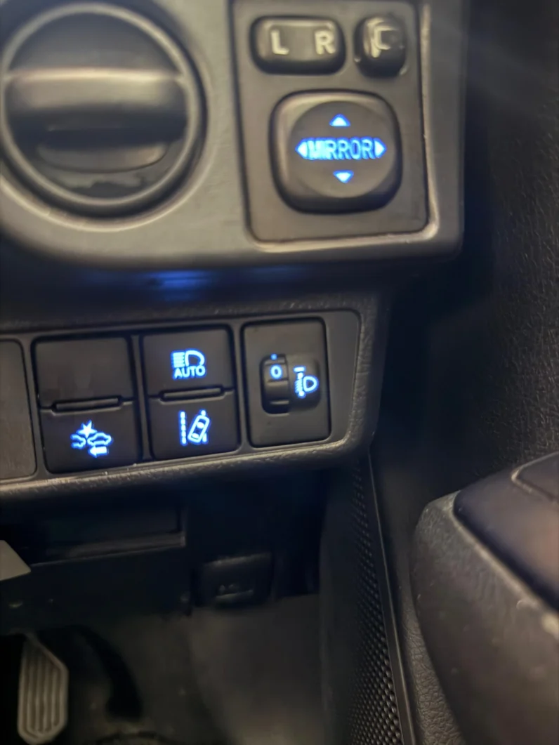 
								Toyota Corolla Axio 2018 Non-Hybrid full									