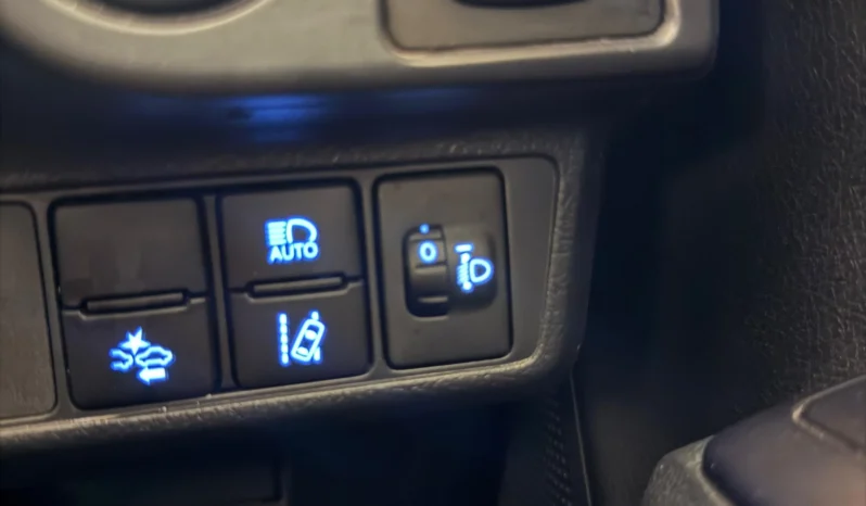 
								Toyota Corolla Axio 2018 Non-Hybrid full									