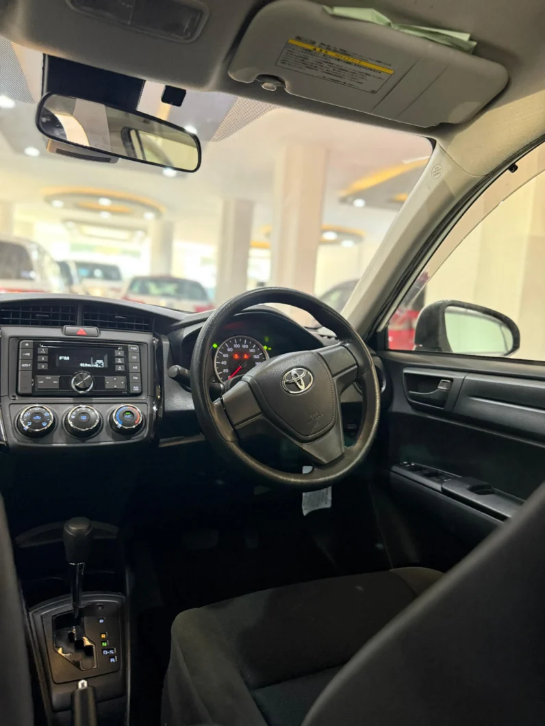 
								Toyota Corolla Axio 2018 Non-Hybrid full									