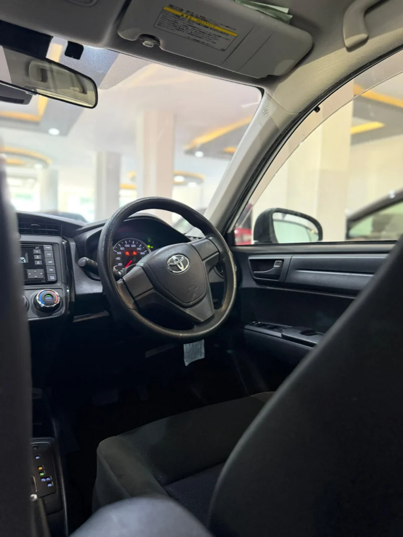 
								Toyota Corolla Axio 2018 Non-Hybrid full									