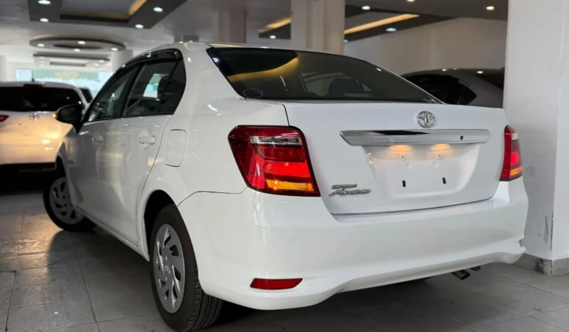 
								Toyota Corolla Axio 2018 Non-Hybrid full									