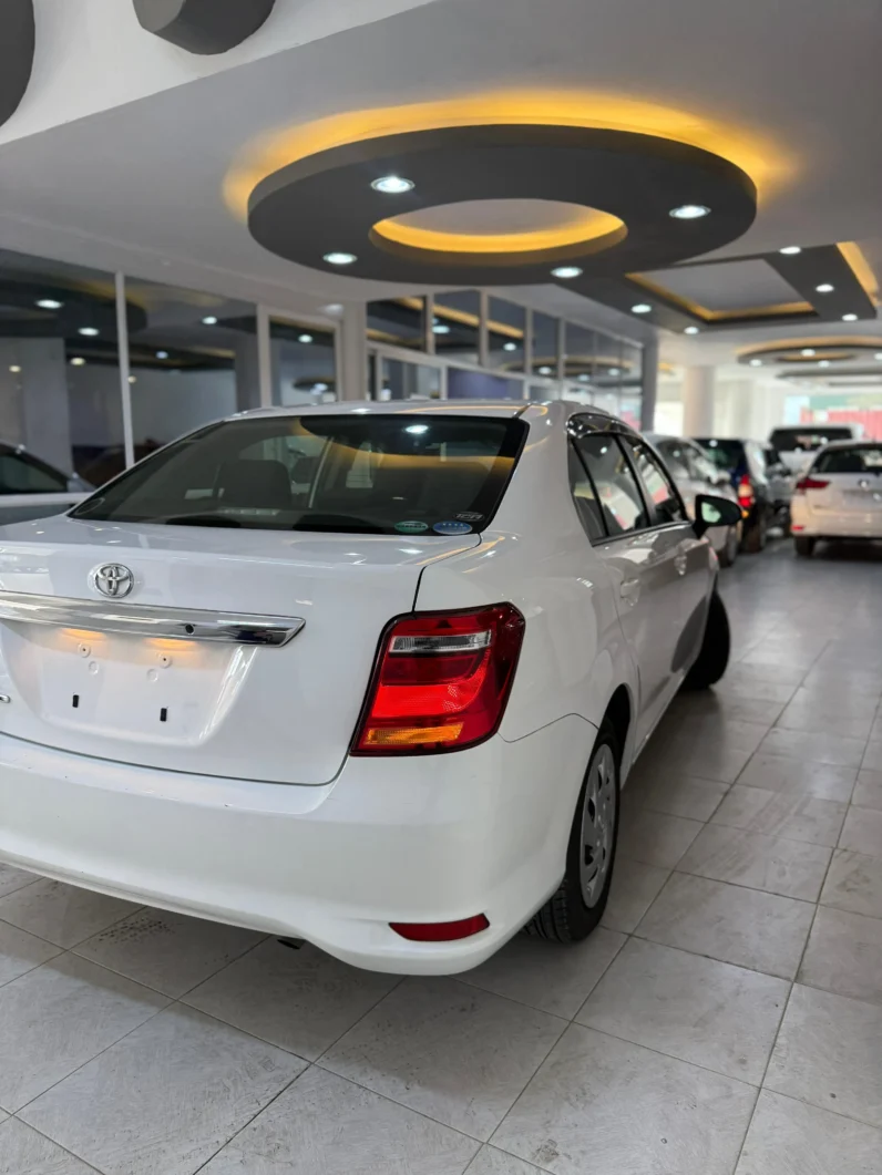 
								Toyota Corolla Axio 2018 Non-Hybrid full									