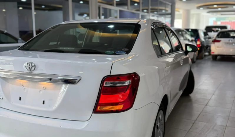 
								Toyota Corolla Axio 2018 Non-Hybrid full									