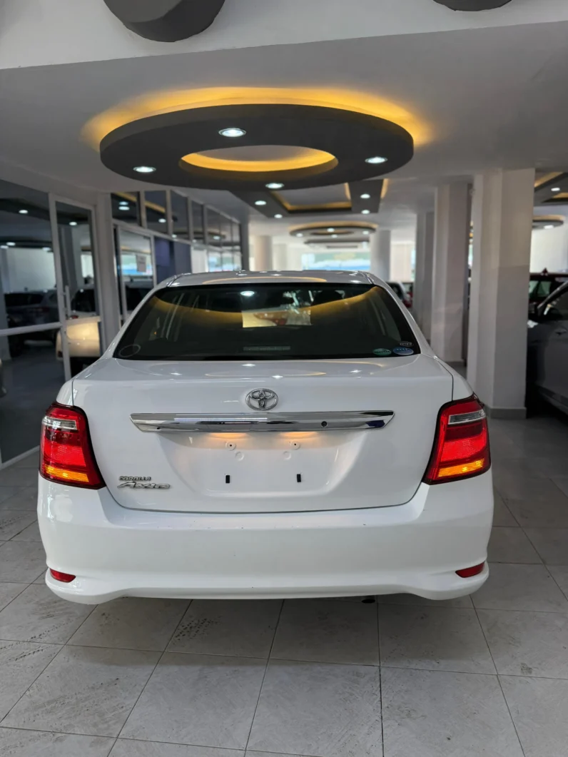 
								Toyota Corolla Axio 2018 Non-Hybrid full									