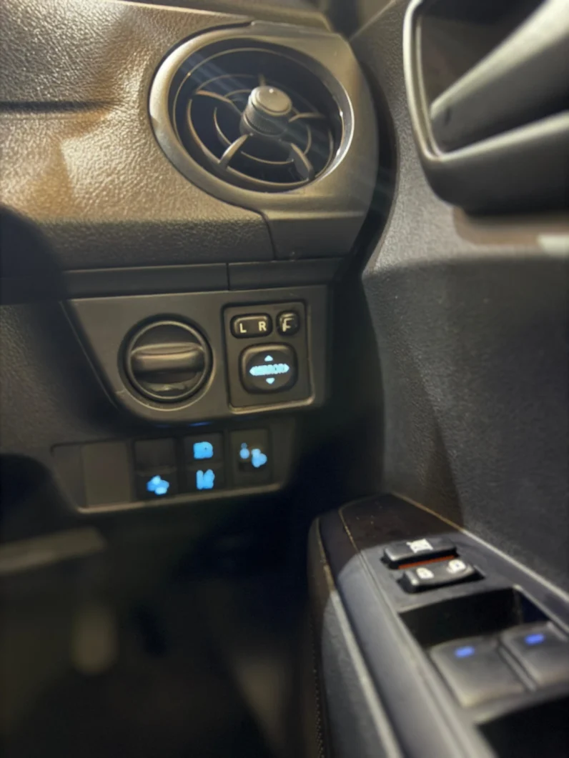 
								Toyota Corolla Axio 2018 Non-Hybrid full									