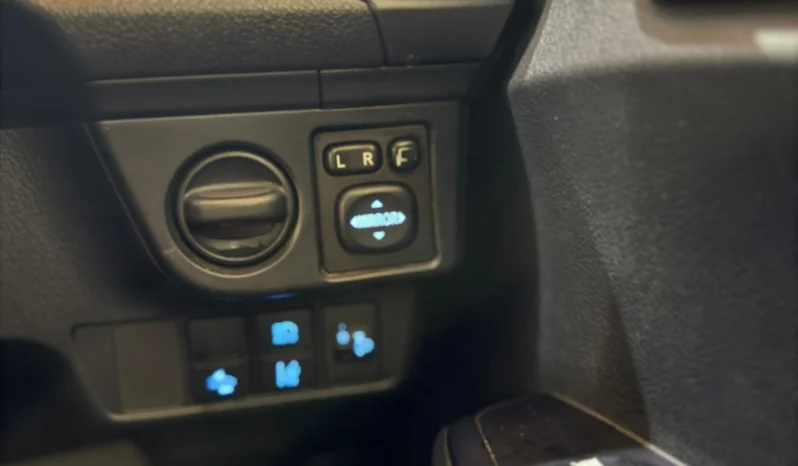 
								Toyota Corolla Axio 2018 Non-Hybrid full									