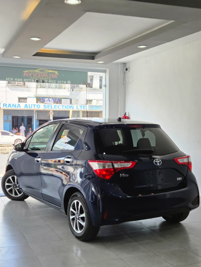 
								Toyota Vitz Hybrid 2018 full									