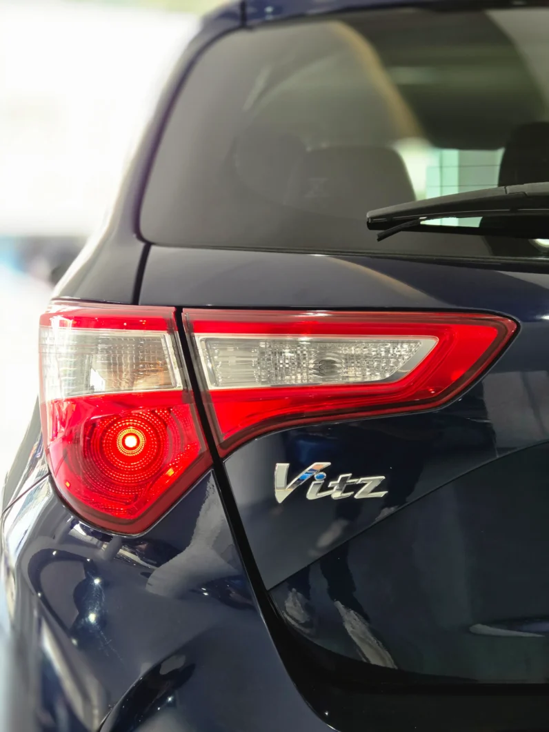 
								Toyota Vitz Hybrid 2018 full									