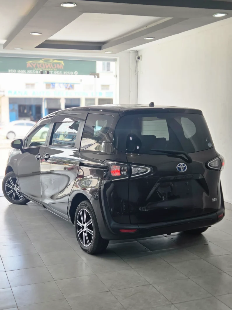 
								Toyota Sienta Hybrid 2018 full									