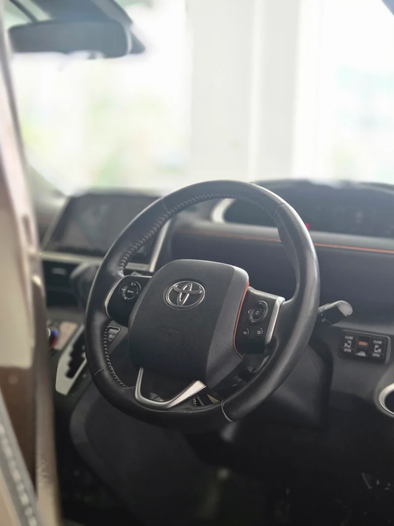 
								Toyota Sienta Hybrid 2018 full									