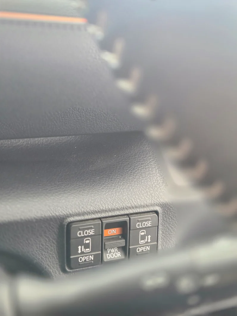 
								Toyota Sienta Hybrid 2018 full									