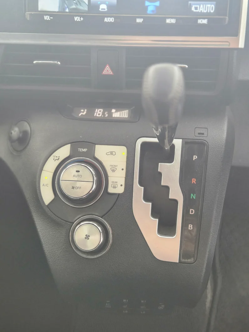 
								Toyota Sienta Hybrid 2018 full									