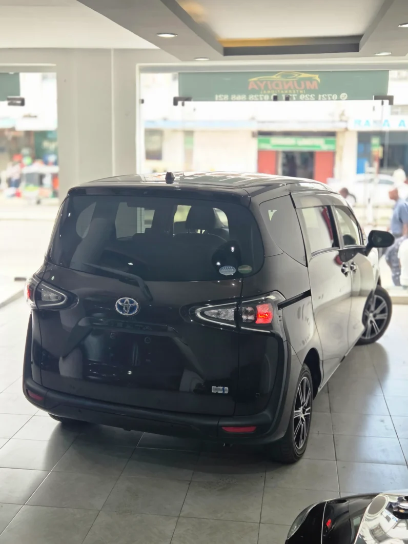 
								Toyota Sienta Hybrid 2018 full									