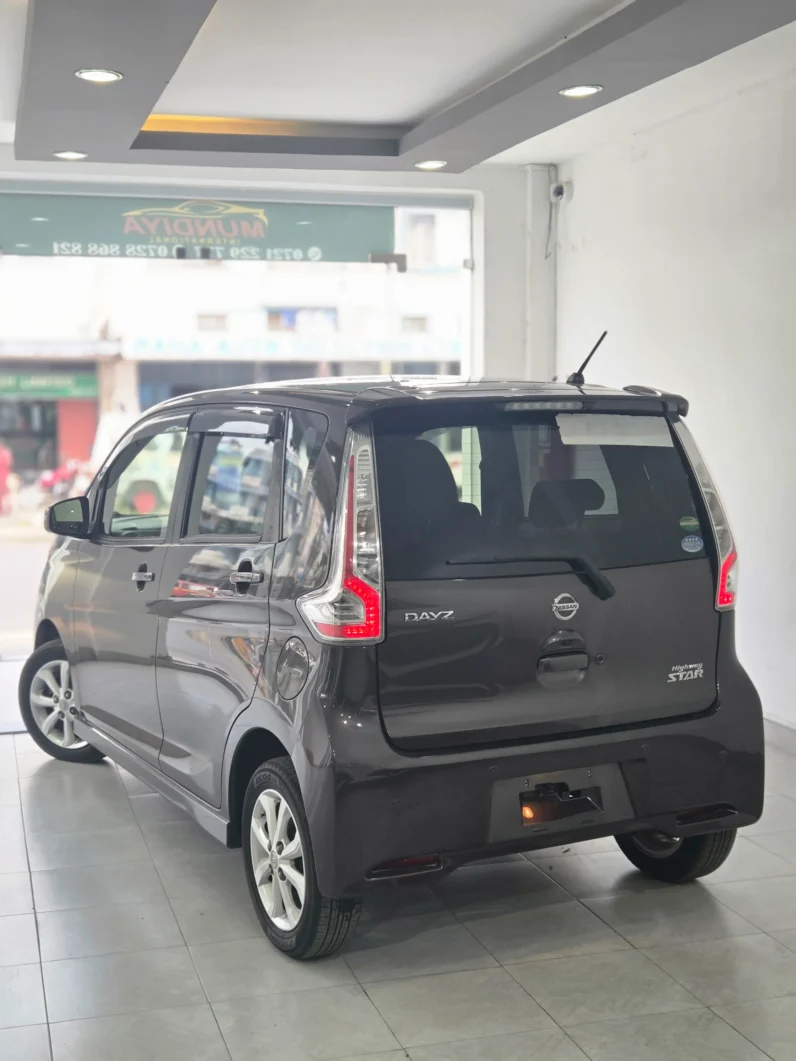 
								Nissan Dayz Highway Star 2018 full									