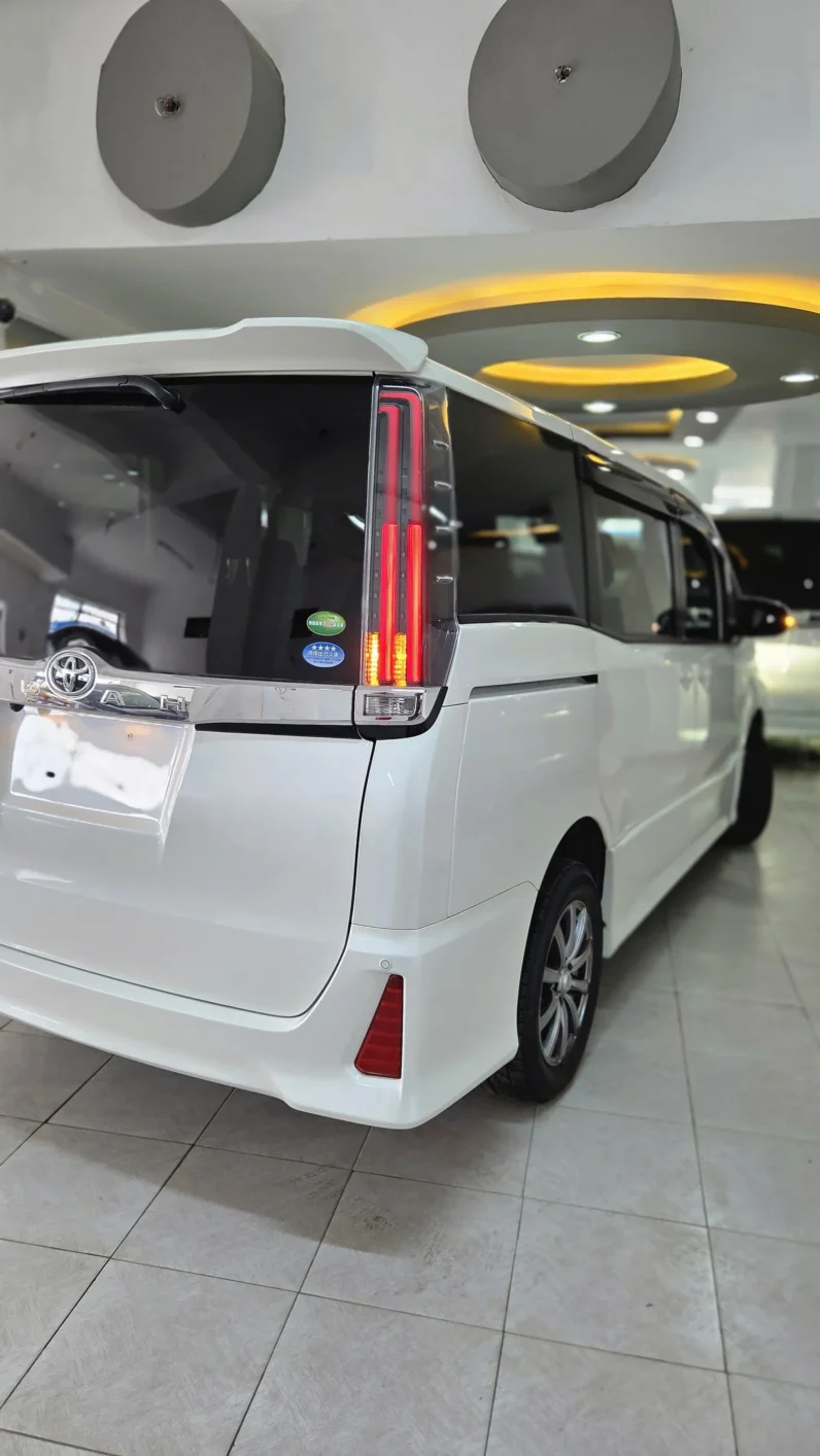 
								Toyota Noah Si 2019 full									