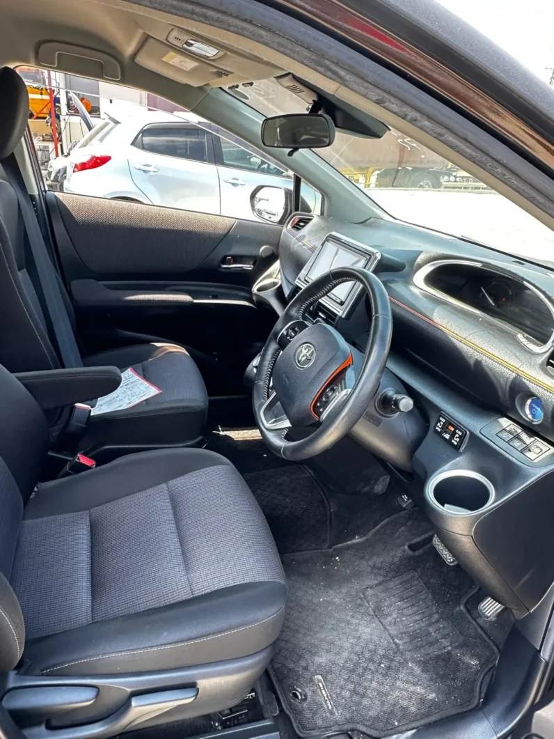 
								Toyota Sienta Hybrid 2018 full									