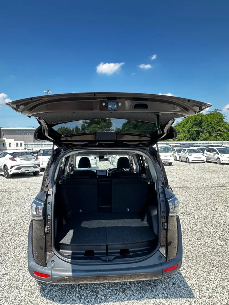 
								Toyota Sienta Hybrid 2018 full									