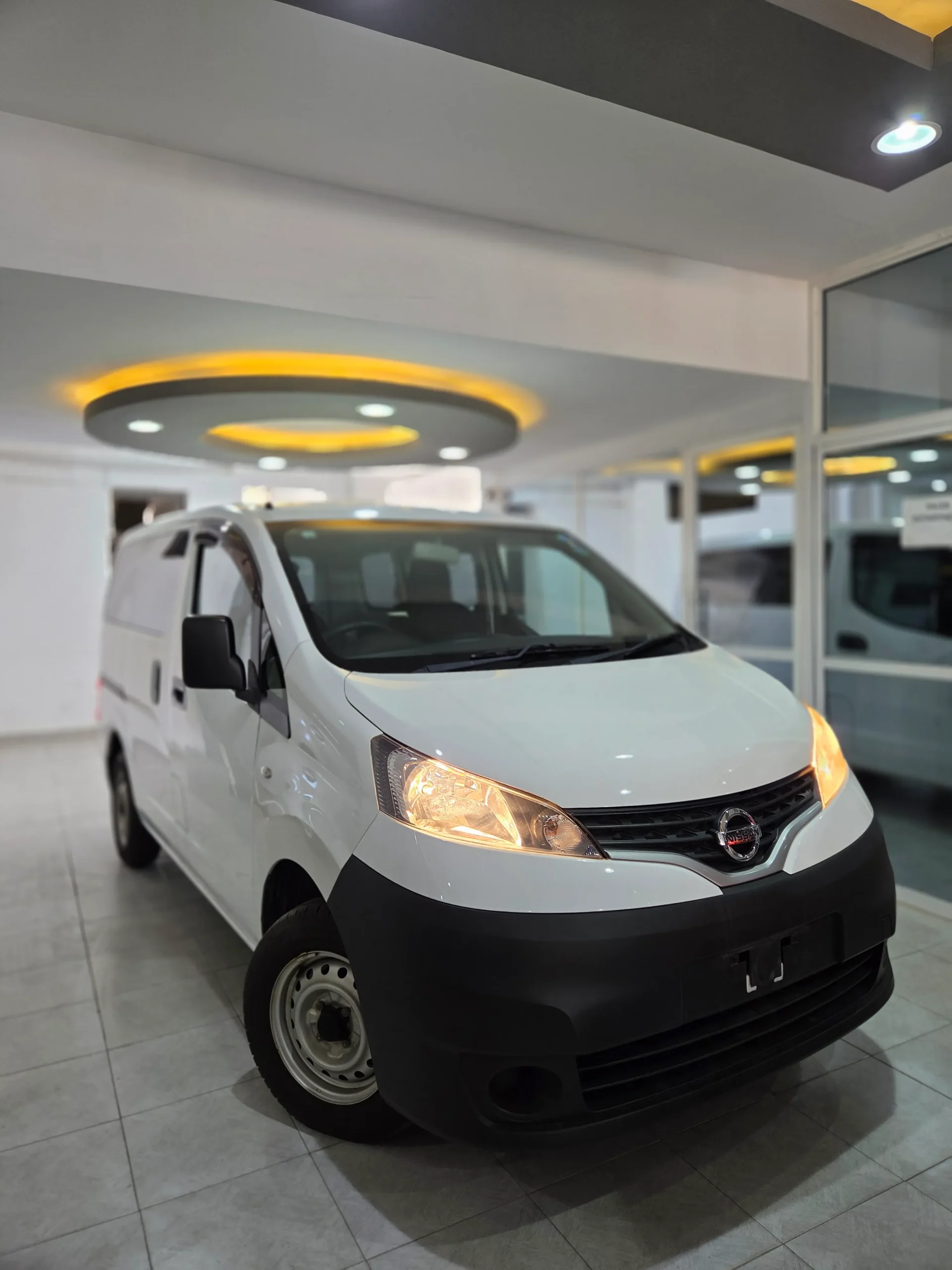 Nissan Vanette NV200 2018 white automatic van with 198,000 km mileage, 2 seats, manual windows, compact cargo vehicle in clean condition