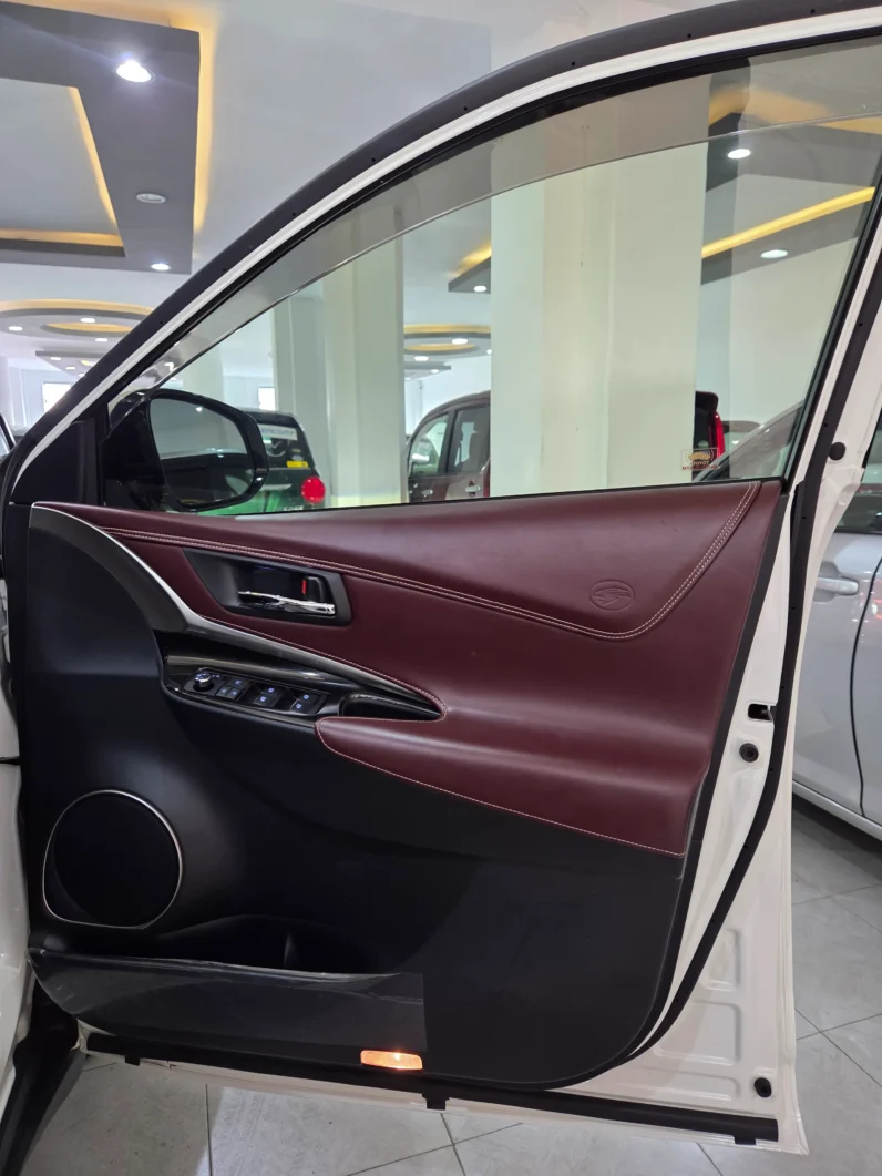 
								Toyota Harrier Hybrid 2018 4WD Premium Grade full									